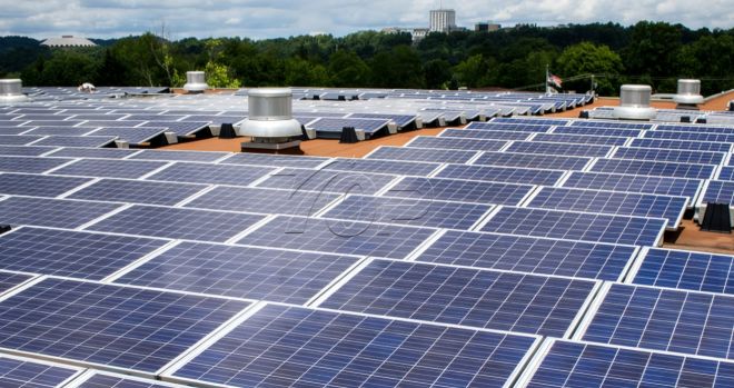 Hvordan installeres solenergi på flade tage uden at bore?